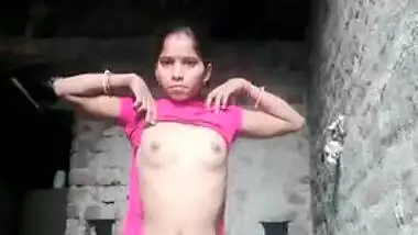 Camera is on so shy Desi girl can start exposing boobies and pussy