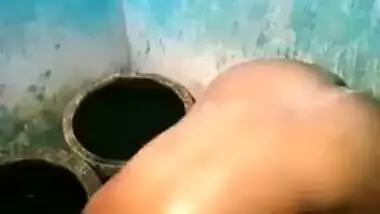 Amateur porn video of an Indian woman with nice tits taking a shower