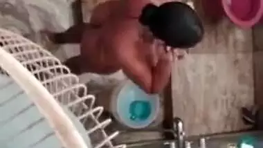 Secret watching this beautiful Desi aunty bathing nude outdoor and singing, Mms video