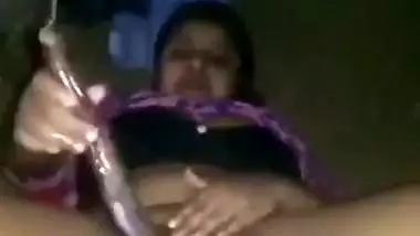 Nude desi lady fucks her hairy pussy with a brinjal