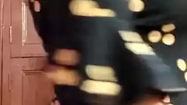 Indian babe set the camera on to expose small waist and flat XXX belly