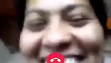 Desi babe with round XXX titties exposes them via video link to friend