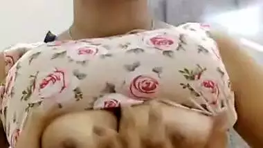 Indian hottie Haseena Khan nude fingering on live call