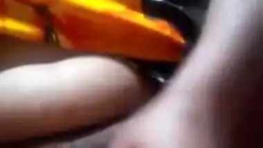 Indian aunty tries not to show face not to be recognized in XXX video
