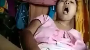 Horny like hell Bangla girl fingers her XXX snatch in Desi video