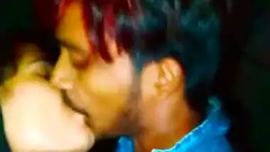 Indian sex wife with shawl in hair kisses a handsome man on XXX camera