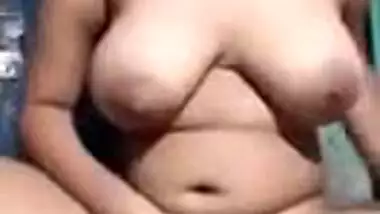 Busty Desi girl fingers her XXX slit for amateur camera in MMS clip