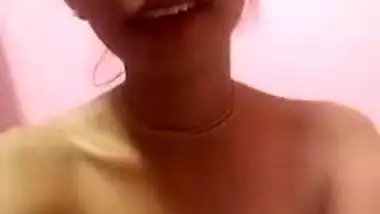 Dollface from India uncovers her thin XXX body and sucks fingers