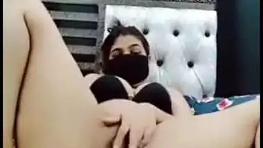 Desi whore poses nude for custom made XXX clip for kinky client