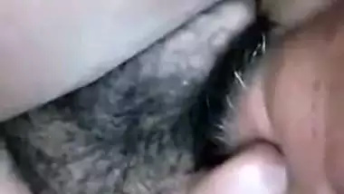 Man licks his young GF’s hairy pussy in Indian porn