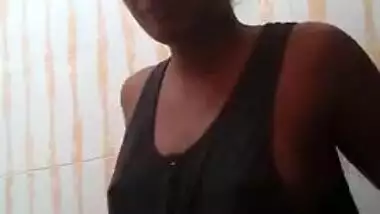 Indian finds a era in the bathroom set to film her for XVideos