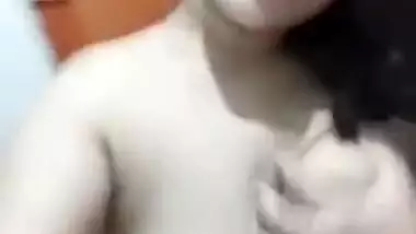 Indian girl exposes her XXX tits to receive some tips from fans