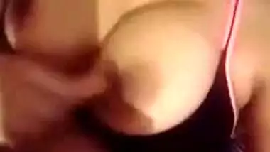 Desi wench shows her fantastic XXX tits and fingers cunt in MMS solo