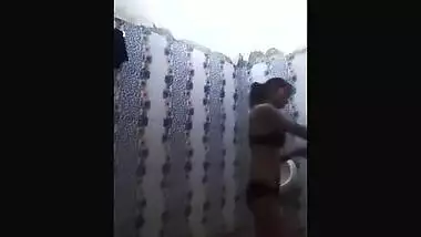 Nice sex video of modest Desi girl who shows XXX assets in bathroom